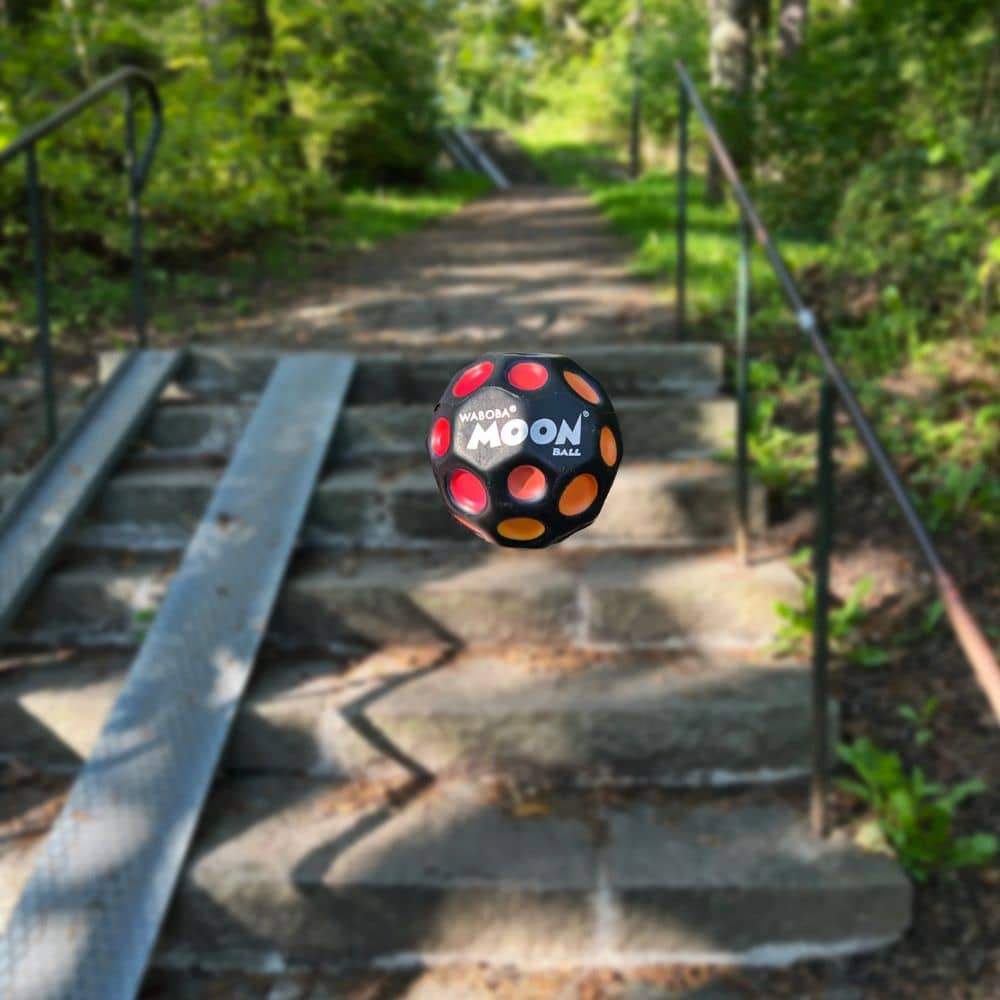 Ein Ball, der in der Sonne seine Farbe wechselt – UV Moon Ball