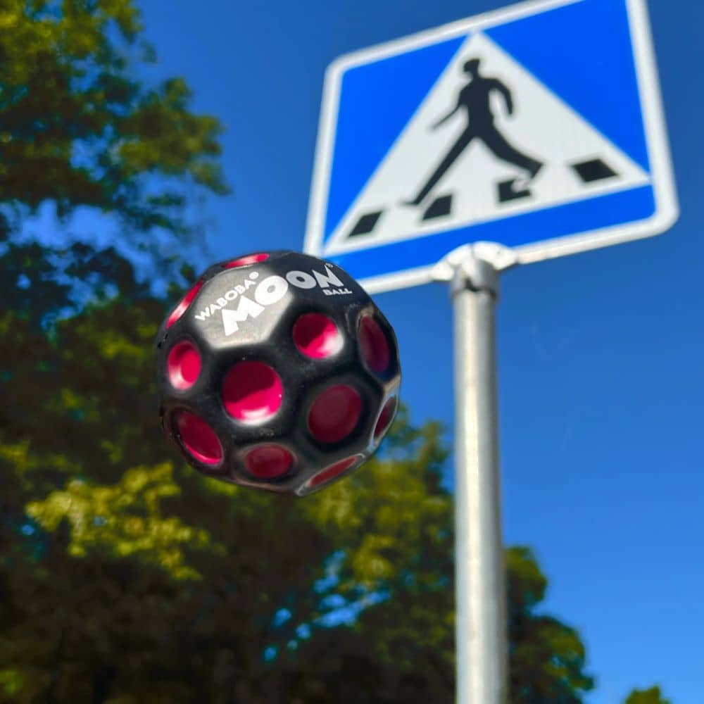 Ein Ball, der in der Sonne seine Farbe wechselt – UV Moon Ball