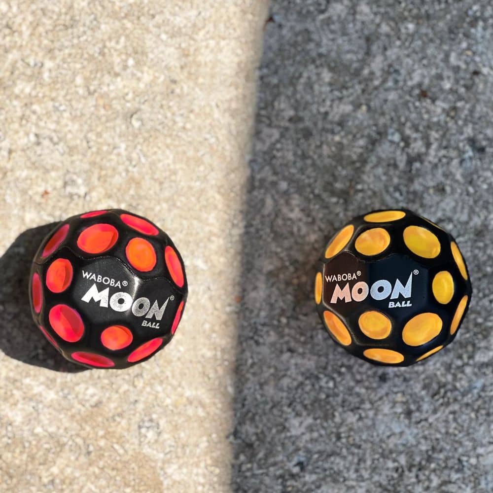 Ein Ball, der in der Sonne seine Farbe wechselt – UV Moon Ball