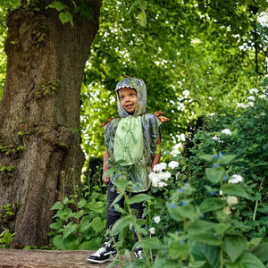 Kleines Kind im T-Rex-Kostüm im Park