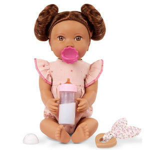 Babypuppe mit Haaren und einer Flasche mit Milcheffekt