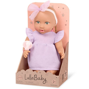 Babypuppe mit Schnuller – in einem violetten Kleid und mit einem Stirnband