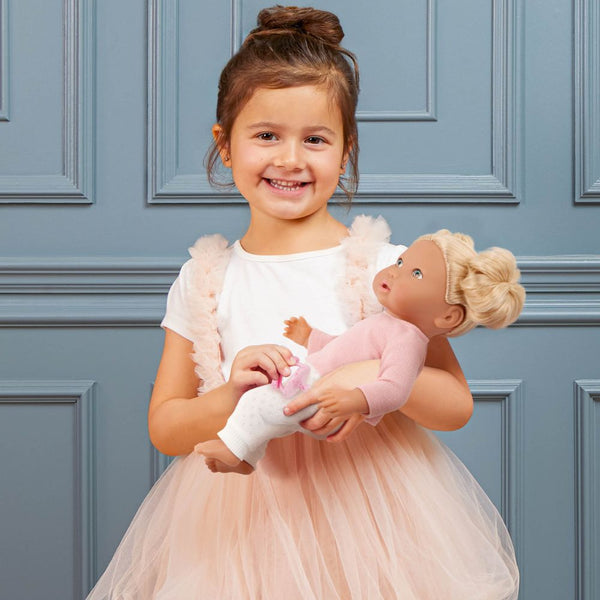 Babypuppe mit Haaren und Schnuller, in einem zweiteiligen Outfit