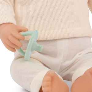 Baby-Jungenpuppe mit Haaren und Schnuller in einem zweiteiligen Outfit