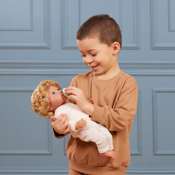 Baby-Jungenpuppe mit Haaren und Schnuller in einem zweiteiligen Outfit