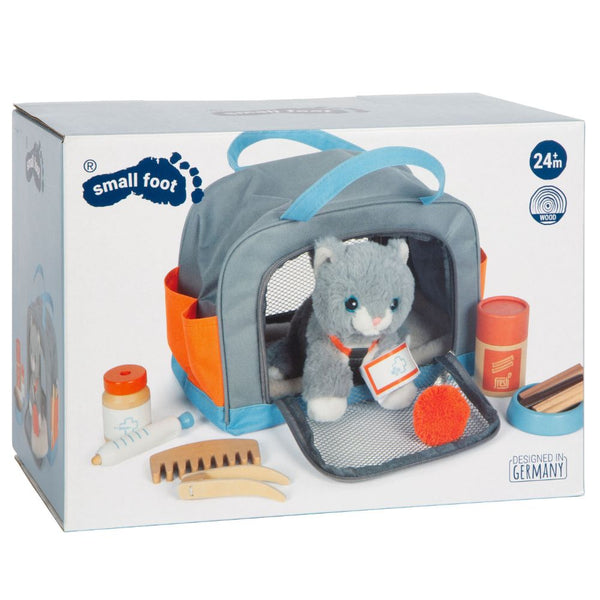 Katze mit Tasche und Pflege-Set