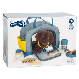 Labrador-Hund mit Tasche und Pflege-Set