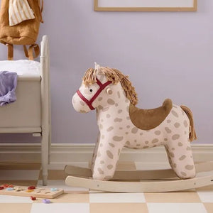 Schaukelpferd Dotty AIDEN von Kid's Concept im Kinderzimmer