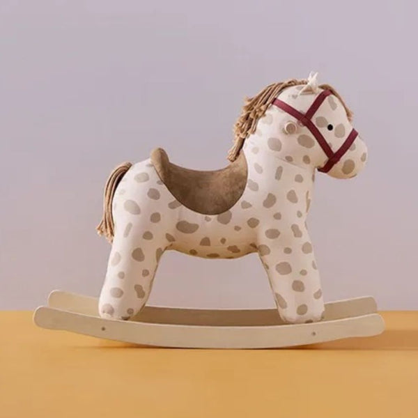 Schaukelpferd Dotty AIDEN von Kid's Concept auf gelbem Hintergrund