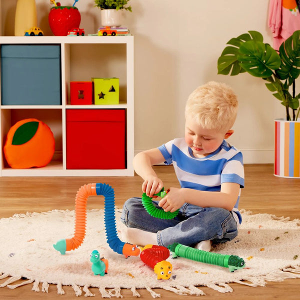 Kind spielt mit Battat Li'l Dino Buddies im Kinderzimmer