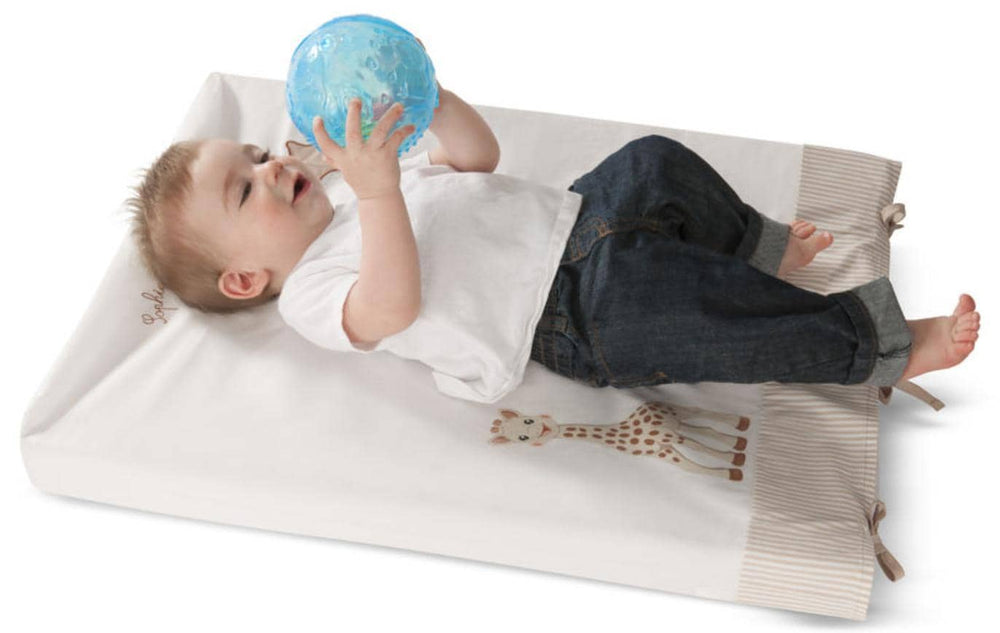 Transparenter blauer Sensorik-Ball Sophie la girafe mit Glöckchen im Inneren