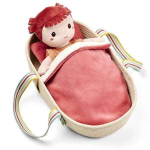 Puppe mit roten Haaren im Puppentragekorb von Lilliputiens