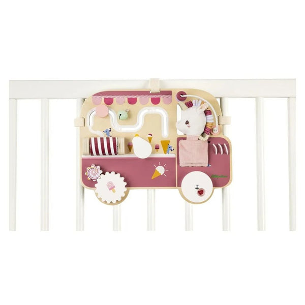 Activity-Board Eiswagen von Lilliputiens am Babybett befestigt