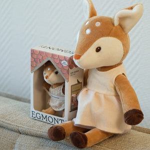 Großes Reh Julia sitzt neben Mini Julia im Geschenkkarton