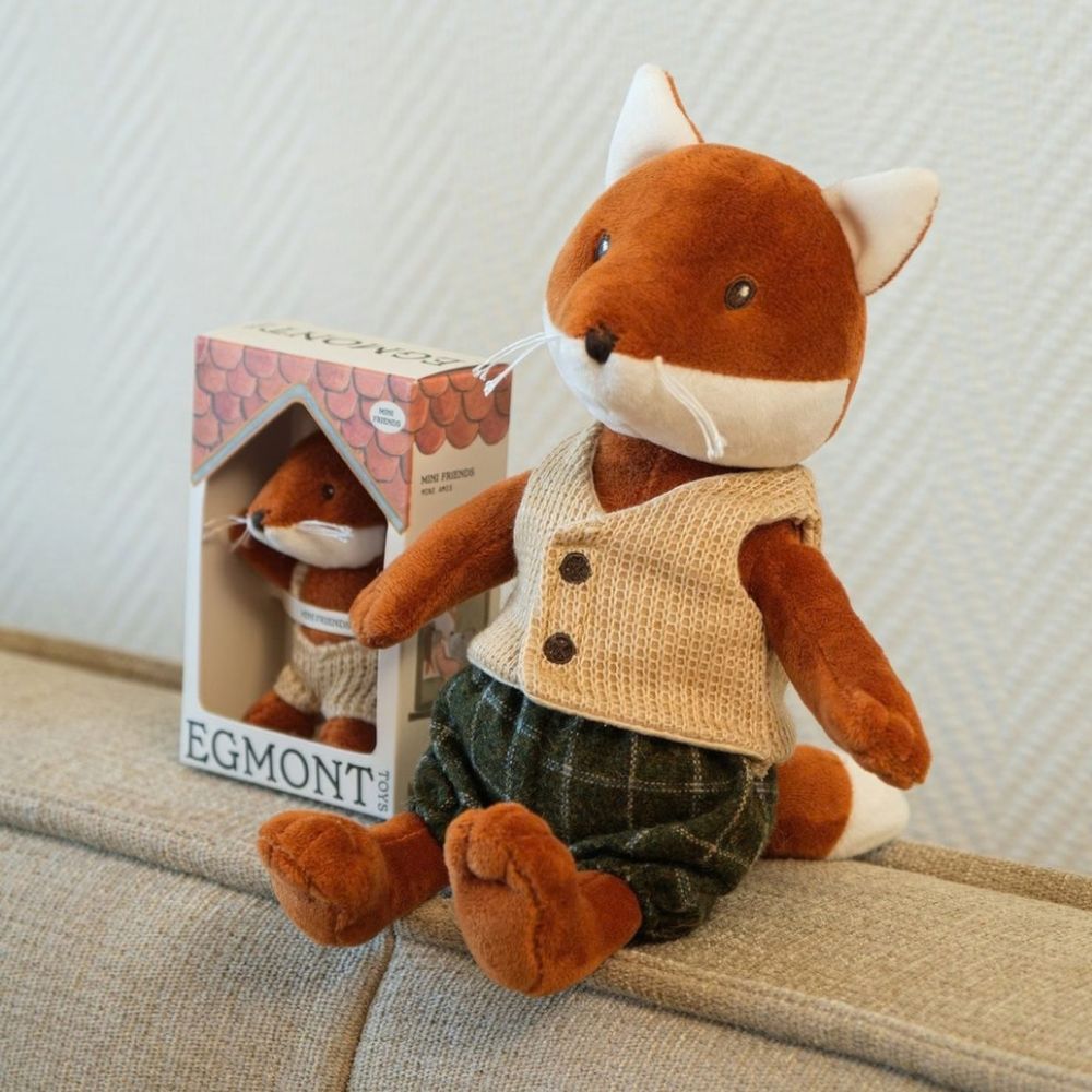 Plüsch-Fuchs Mini Max in Strick-Latzhose