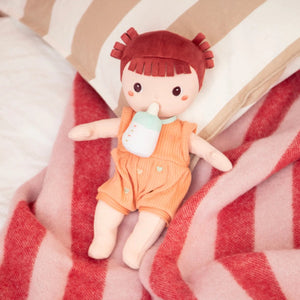 Babypuppe Ninon von Lilliputiens auf einer gestreiften Decke