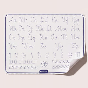 Übungsseite der Malunterlage mit Buchstaben, Zahlen und Schwungübungen