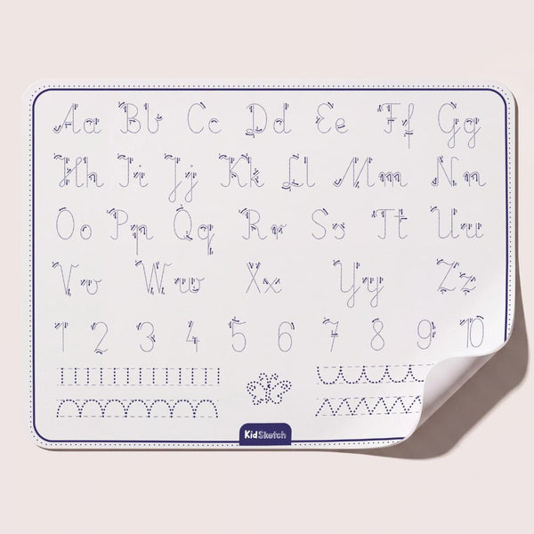 Übungsseite der Malunterlage mit Buchstaben, Zahlen und Schwungübungen