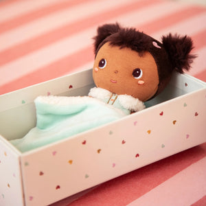 Mini-Puppe Jackie von Lilliputiens schläft in der Schachtel, Nahaufnahme
