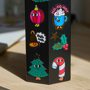 Mit Weihnachtsstickern von OMY verzierte Trinkflasche