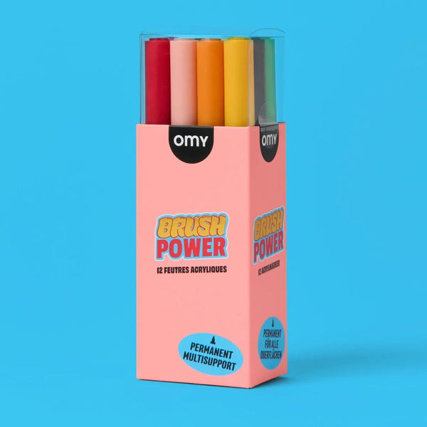 Verpackung der Acryl-Pinselstifte Brush Power von OMY auf blauem Hintergrund
