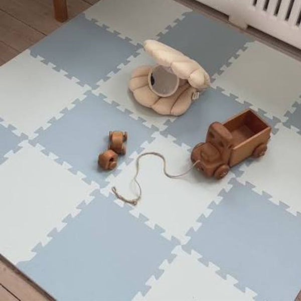 Puzzlematte von That's Mine in Blau und Weiß mit Spielzeug