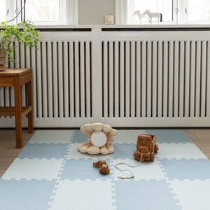 Puzzlematte von That's Mine in Blau und Weiß mit Spielzeug