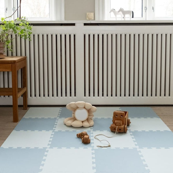 Puzzlematte von That's Mine in Blau und Weiß mit Spielzeug