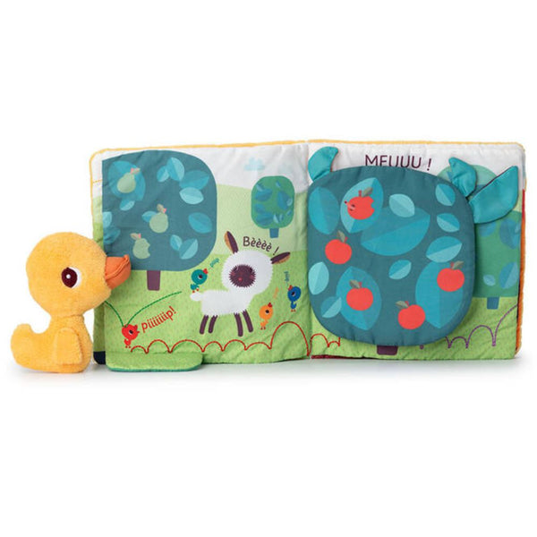 Stoffbuch-Seite mit Schaf und Apfelbaum-Klappe, daneben Mini-Kuscheltier Ente