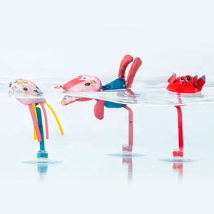 Badefiguren Katze Jeanne, Krabbe und Qualle schwimmen im Wasser