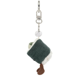 Jellycat Sushi Hosomaki Anhänger von der Seite mit Karabinerhaken und Metallplakette