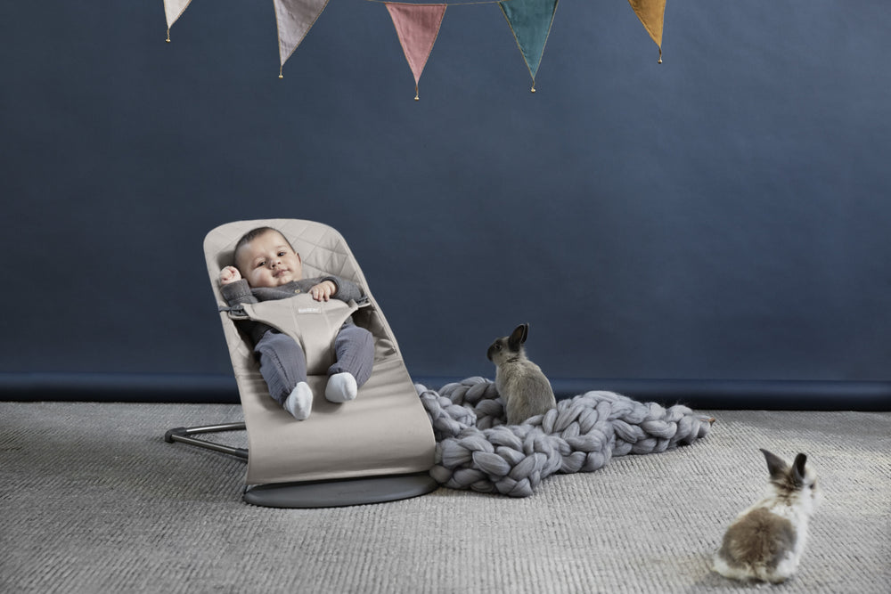 Babywippe BLISS – Sandgrau + Spielzeug