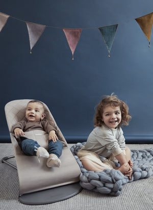 Babywippe BLISS – Sandgrau + Spielzeug