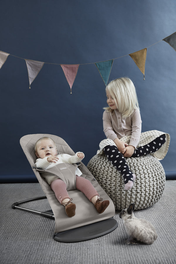Babywippe BLISS – Sandgrau + Spielzeug