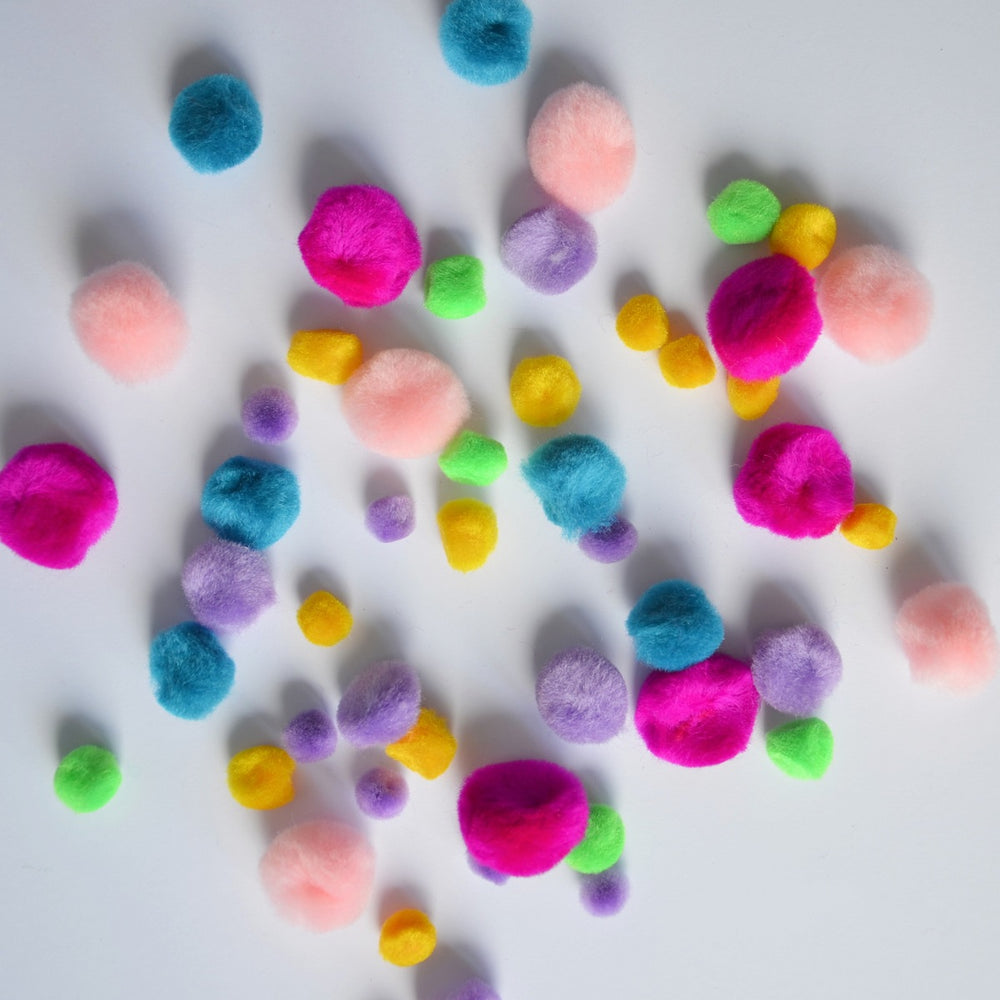 Bunte Bastelmaterialien von Apli Kids mit Pompons und herzförmigen Glitzerstücken für kreative Projekte