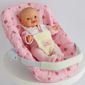 Pink Autositz für Puppen mit Erdbeer-Muster, ideal um Autositz für Puppen kaufen.