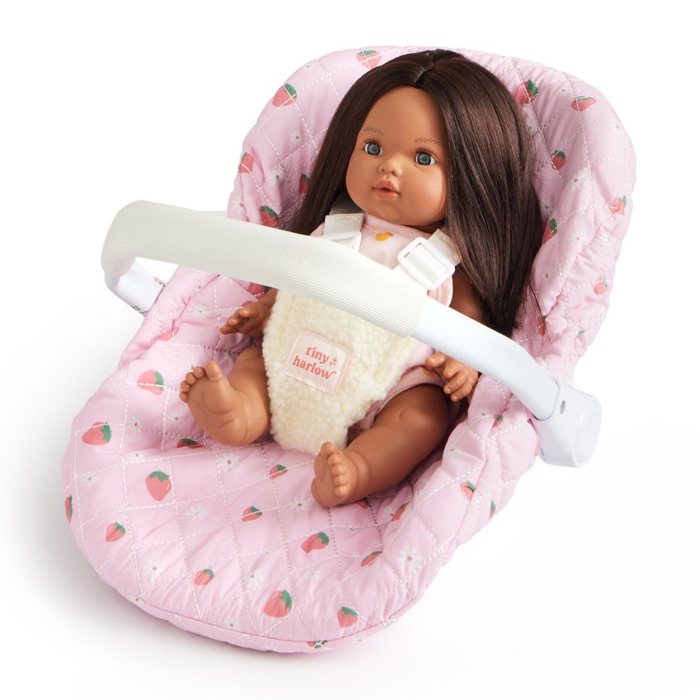 Autositz für Puppen kaufen von Tiny Harlow, gepolstert in Rosa mit Erdbeer-Motiv und Sicherheitsgurt