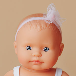 Babypuppe Mädchen My Friends & Me – Europäerin 21 cm von Miniland mit blauem Haarband und weißen Kleid
