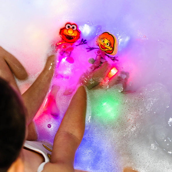 Badefigur Elmo – Set mit zwei im Wasser leuchtenden Sensorikwürfeln von Glo Pals in Schaumbad mit Kind