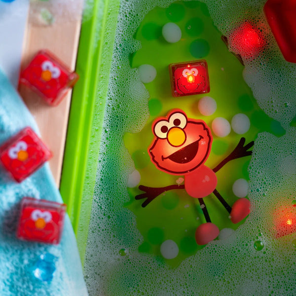 Badefigur Elmo – Set mit zwei im Wasser leuchtenden Sensorikwürfeln von Glo Pals im Schaumbad