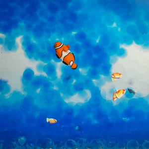 Beobachtungsflasche Fische Kinder mit bunten Fischen in blauer Flüssigkeit für interaktive Spielzeit