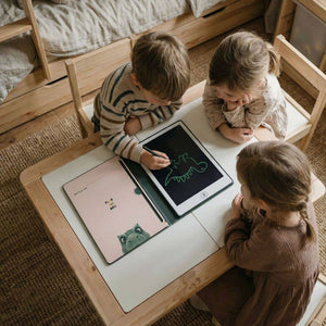 Kinder nutzen das Znikopis Dinosaurier Malbuch Grafiktablett zum kreativen Zeichnen und Spielen am Tisch