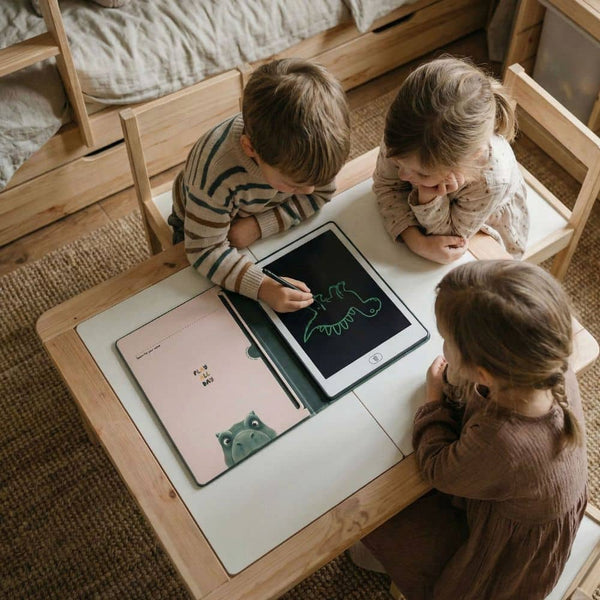 Kinder nutzen das Znikopis Dinosaurier Malbuch Grafiktablett zum kreativen Zeichnen und Spielen am Tisch