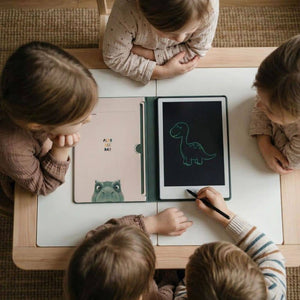 Kinder, die mit einem Dinosaurier Malbuch Grafiktablett kreativ zeichnen und Spaß haben