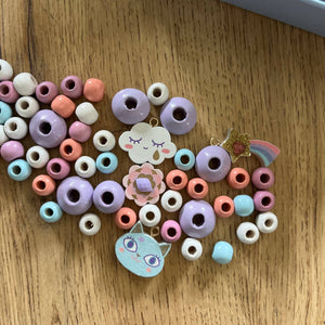 Djeco Zestaw do tworzenia biżuterii mit bunten Perlen und niedlichen Anhängern für Kinder