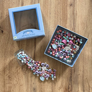 Djeco Zestaw do tworzenia biżuterii mit 400 bunten Holzperlen in verschiedenen Formen und Farben