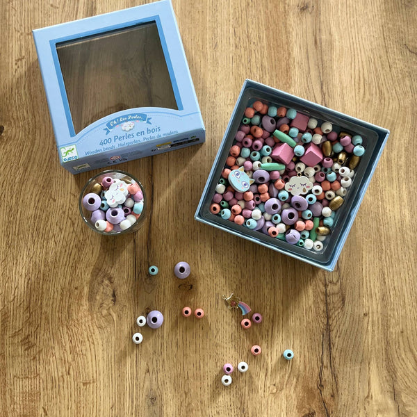 Djeco Zestaw do tworzenia biżuterii mit 400 bunten Holzperlen in verschiedenen Formen