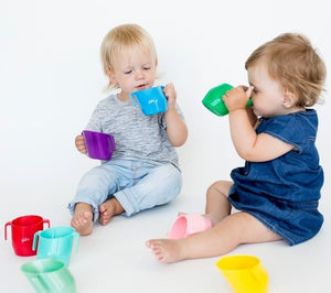 Kleine Kinder spielen mit bunten Kubeks von Bickiepegs Doidy Cup grau kaufen