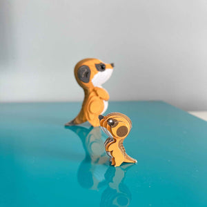 Eugy 3D Öko-Puzzle Erdmännchen mit zwei bunten Figuren auf einem blauen Tisch
