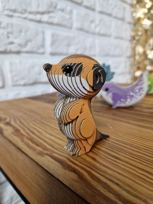 3D Öko-Puzzle Erdmännchen von Eugy auf einem Holztisch mit detailreicher Gestaltung